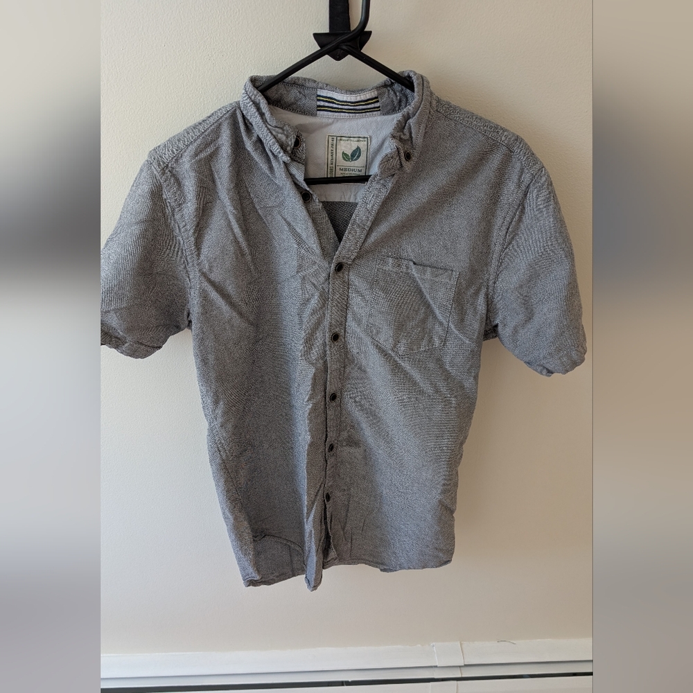 Alexander Julian Women's casual grey button down short sleeve top. Size medium.